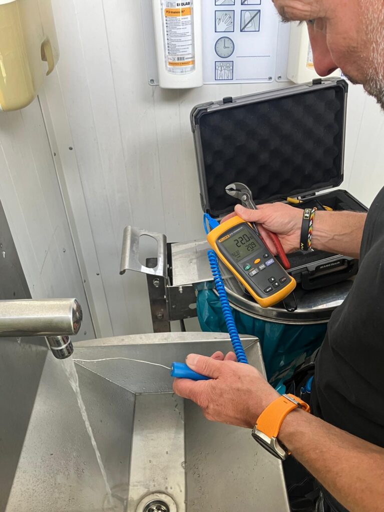 Inspecteur controleert water temperatuur koud water